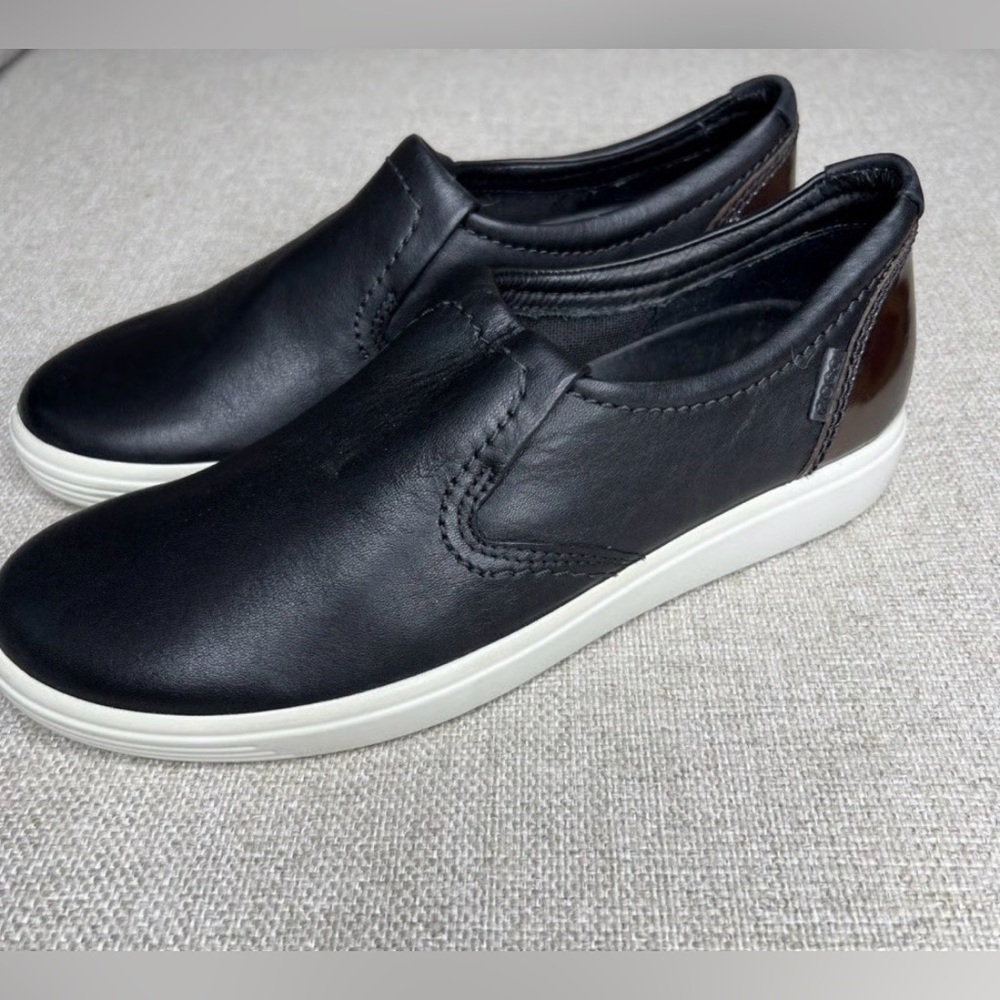 ECCO Soft Black Leather Slip-On Casual Sneaker Womens